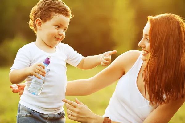 Família feliz se divertindo . — Fotografia de Stock