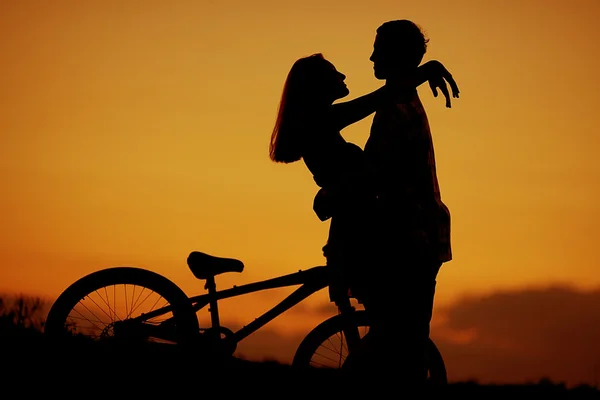 Sillhouette de dulce pareja joven — Foto de Stock