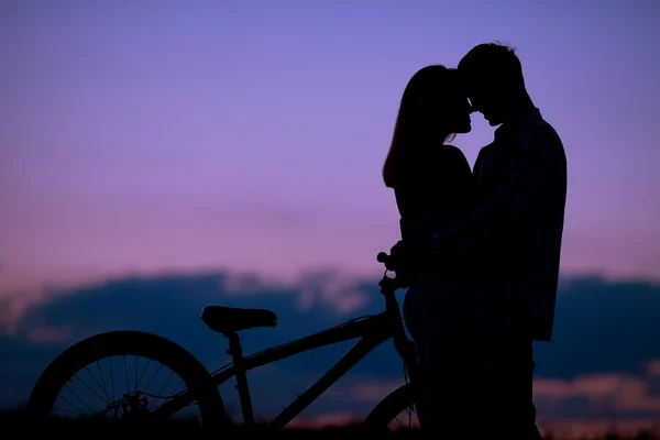 Sillhouette van zoete jonge paar — Stockfoto