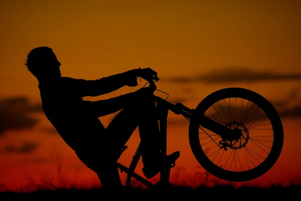 骑自行车的男孩 — 图库照片