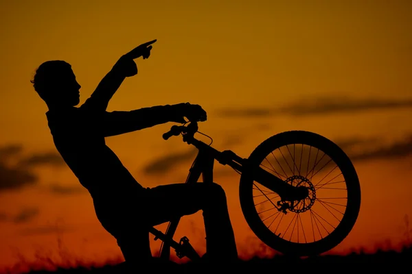 Jongen op fiets — Stockfoto