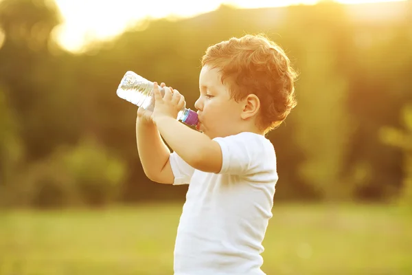 Babyjongen permanent in het veld — Stockfoto