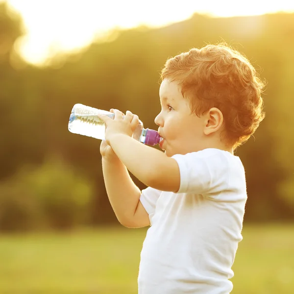 Bebé niño de pie en el campo — Foto de Stock