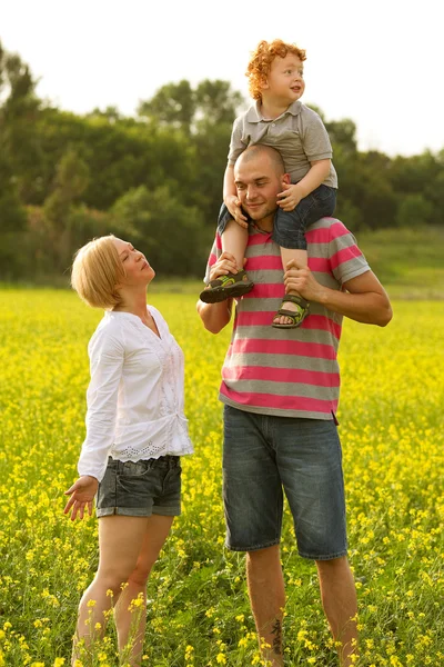 Família feliz se divertindo — Fotografia de Stock