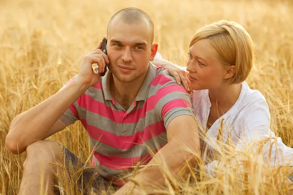 Pár-a mozgatható telefon — Stock Fotó