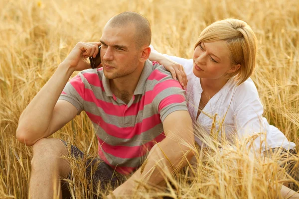 Hareket eden telefon ile Çift — Stok fotoğraf