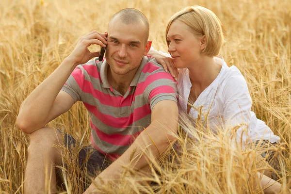 Casal com um telefone celular — Fotografia de Stock