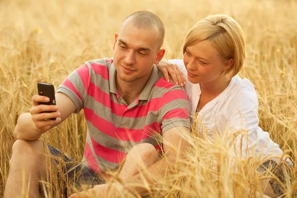 Hareket eden telefon ile Çift — Stok fotoğraf