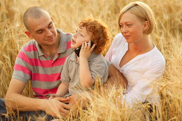 Mutlu bir aile eğleniyor — Stok fotoğraf