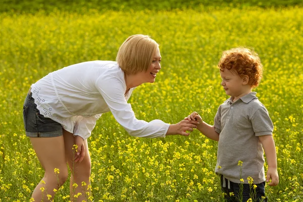 Família feliz se divertindo — Fotografia de Stock