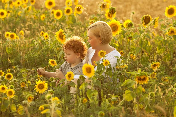 Familia feliz divirtiéndose — Foto de Stock