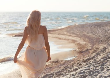 Kız Sahilde yürüyüş