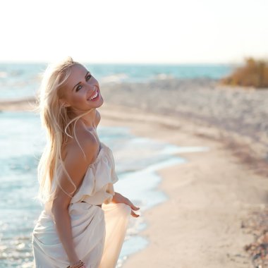 plaj boyunca Karadeniz üzerinde yürüyen kız