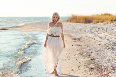 güzel kız Sahilde yürüyüş