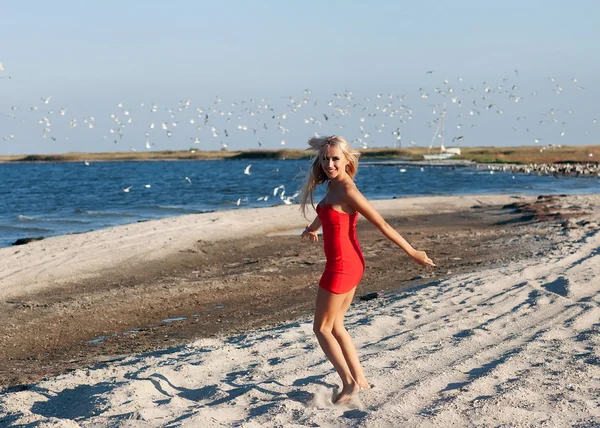 Feliz jovem mulher de beleza na praia do mar — Fotografia de Stock