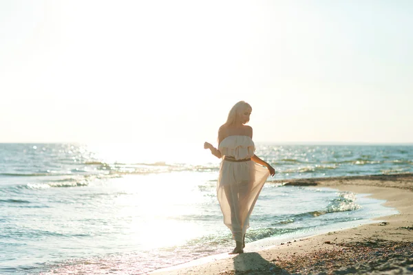 Ragazza passeggiando lungo la spiaggia — Foto Stock