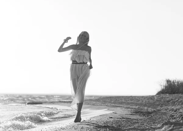 Bella donna che corre su una spiaggia — Foto Stock