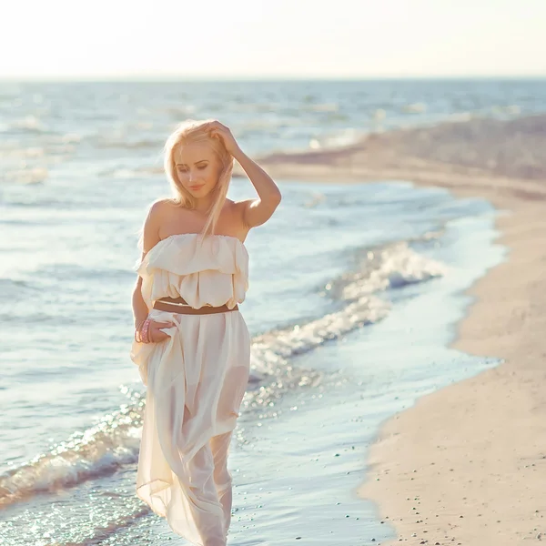 Fille marche sur la plage. — Photo