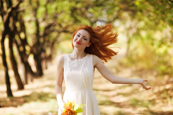 Sonbahar mutlu bir kadın portresi — Stok fotoğraf