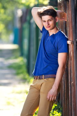 oldukça genç adam poz