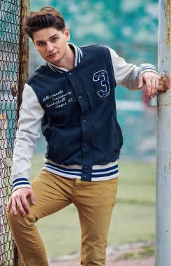 oldukça genç adam poz