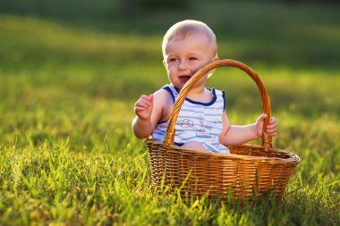sepet Çayırdaki küçük çocuk