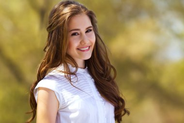 güzel bir genç kız portresi