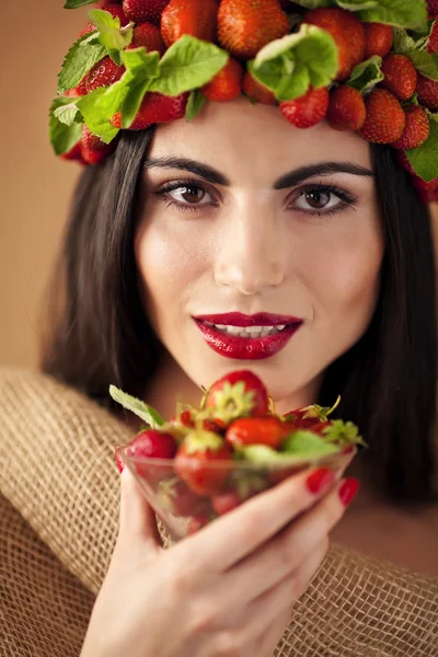 Kadın çilek ile eğlenceli bir — Stok fotoğraf