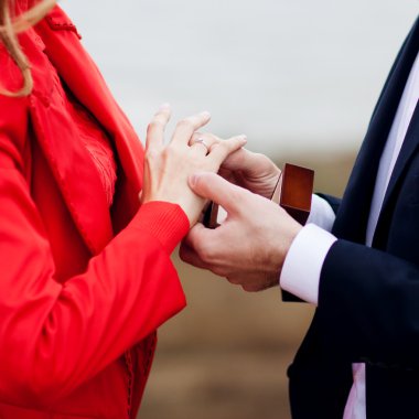 mutlu genç bir adam için güzel bir yüzük hediye genç wo sürpriz yaptı.