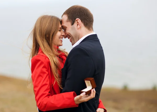 Mladý muž romanticky navrhuje — Stock fotografie