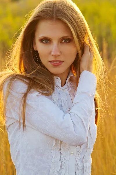 Mujer joven al aire libre retrato. — Foto de Stock