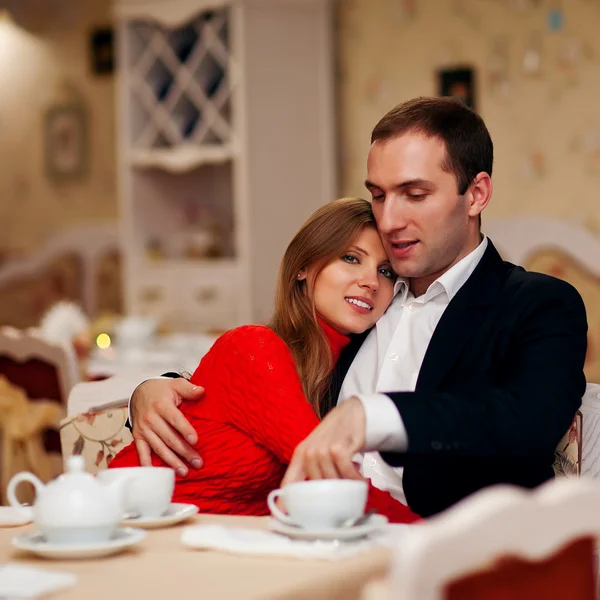 Romântico jovem casal sentado em um restaurante — Fotografia de Stock