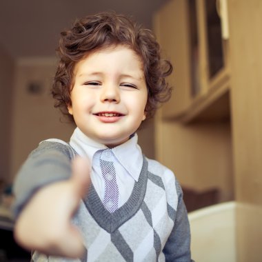 Evdeki küçük çocuk.