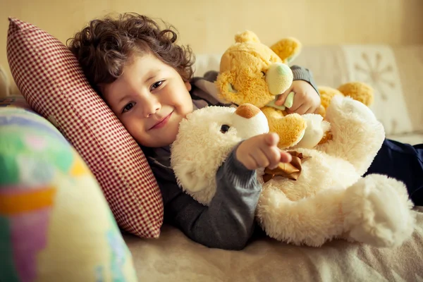 Kleiner Junge zu Hause — Stockfoto