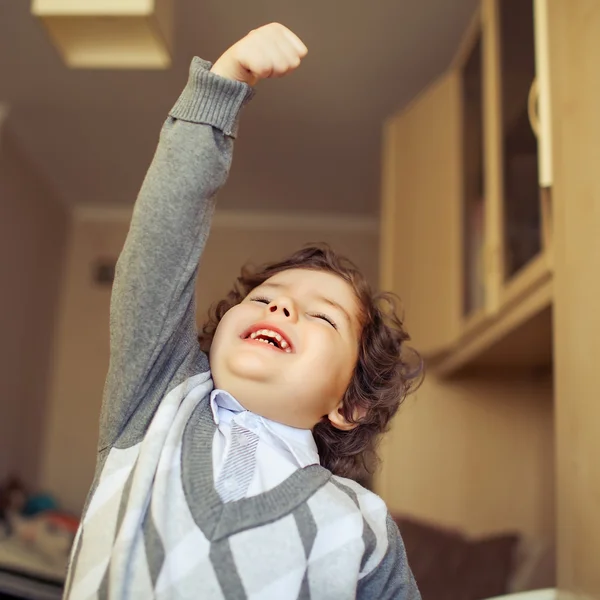 Kleiner Junge zu Hause — Stockfoto