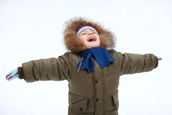 Портрет маленького хлопчика взимку — стокове фото