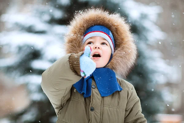 Portrait de petit garçon en hiver — Photo