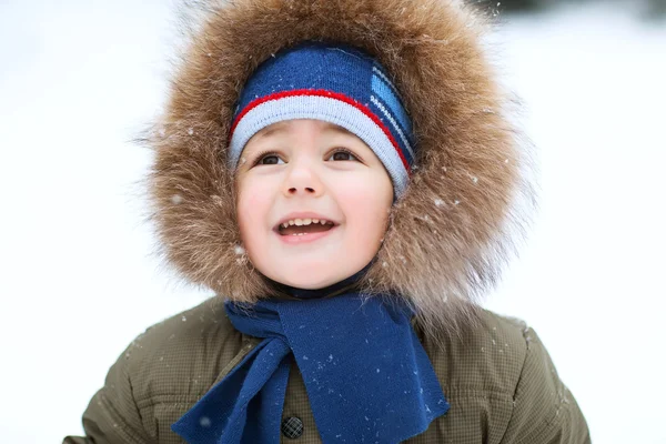 Portrait de petit garçon en hiver — Photo