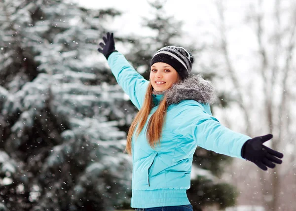 Jovem mulher retrato de inverno — Fotografia de Stock