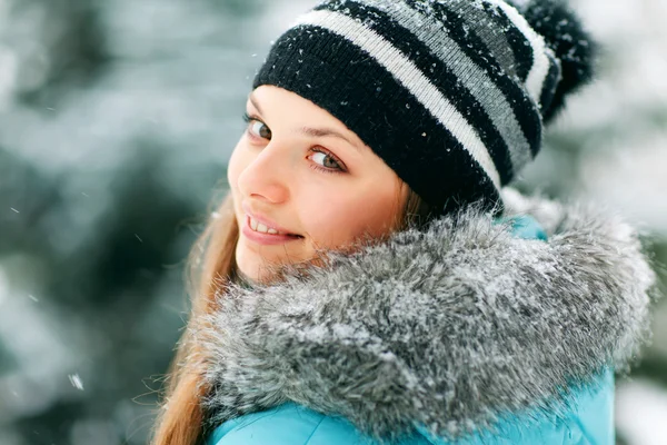 年轻女子冬季肖像 — 图库照片