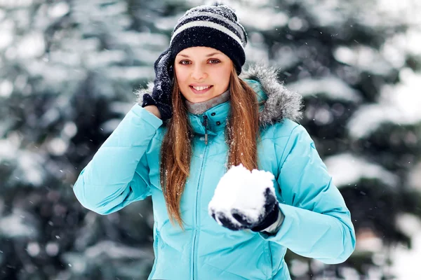 Aantrekkelijke jonge vrouw in de winter — Stockfoto