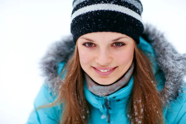 Jonge vrouw winter portret. — Stockfoto