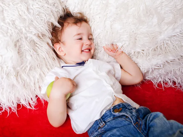 Lindo niño mintiendo en un sofá —  Fotos de Stock