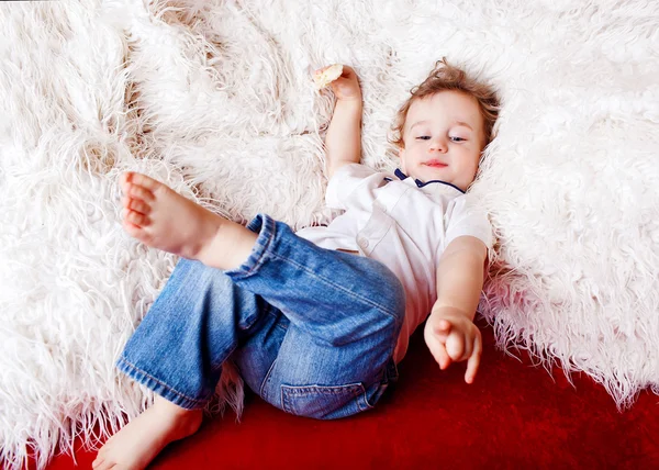 Мальчик лежит на диване — стоковое фото