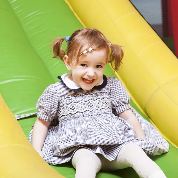 Kleines Mädchen auf dem Spielplatz — Stockfoto