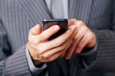 Görünümü telefon tutarak işadamı kırpılmış