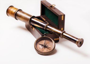 Spyglass ve üzerinde beyaz izole pusula. 3D görüntü. Navig