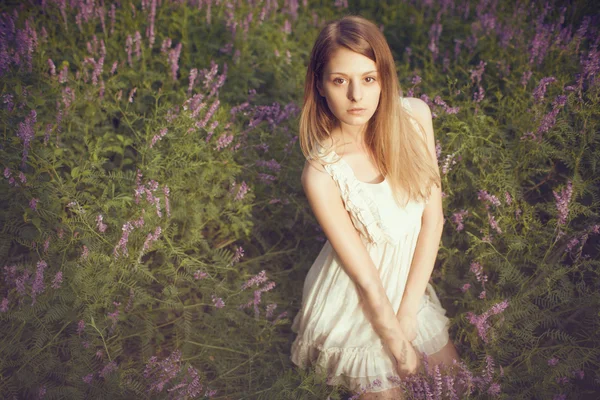 Jovem menina bonita no campo — Fotografia de Stock