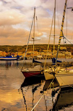 Günbatımında yatlar.