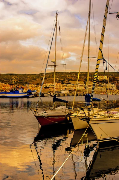 Günbatımında yatlar.